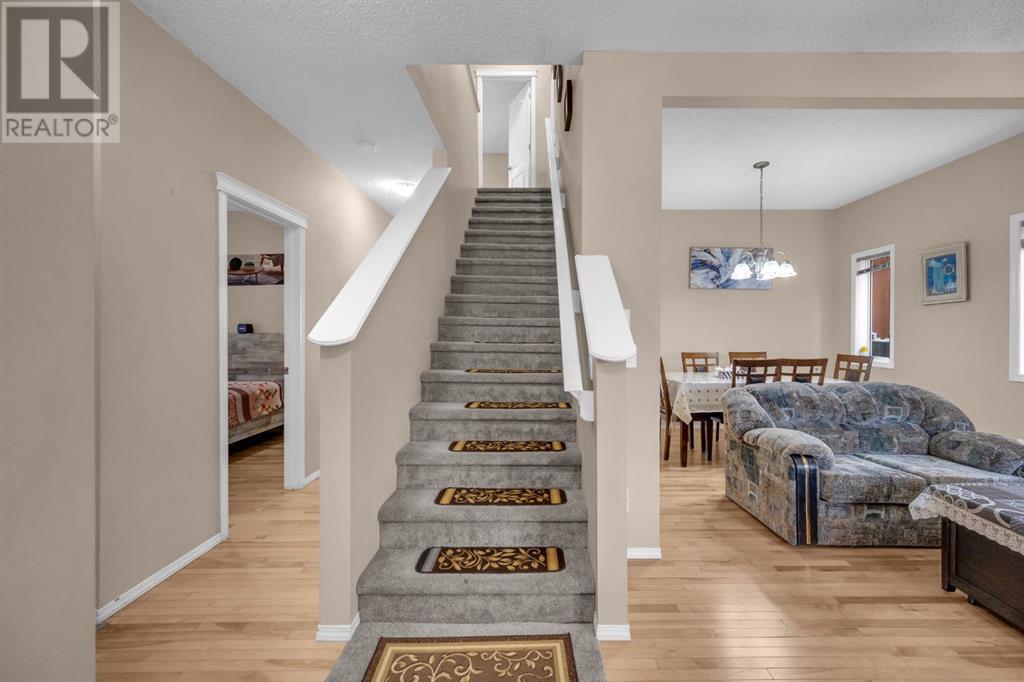 Property at 288 Saddlecrest Way NE image 3