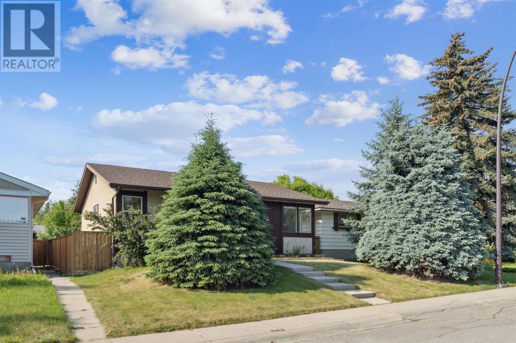 Property at 264 Huntington Close NE image 1