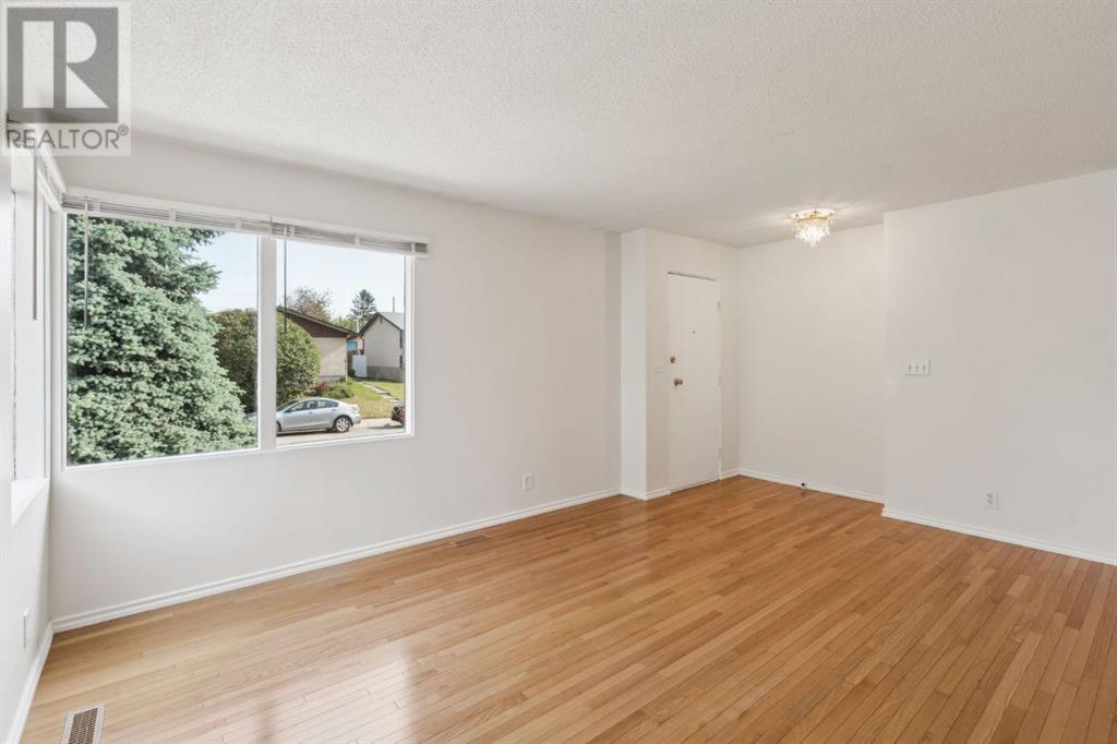 Property at 264 Huntington Close NE image 5