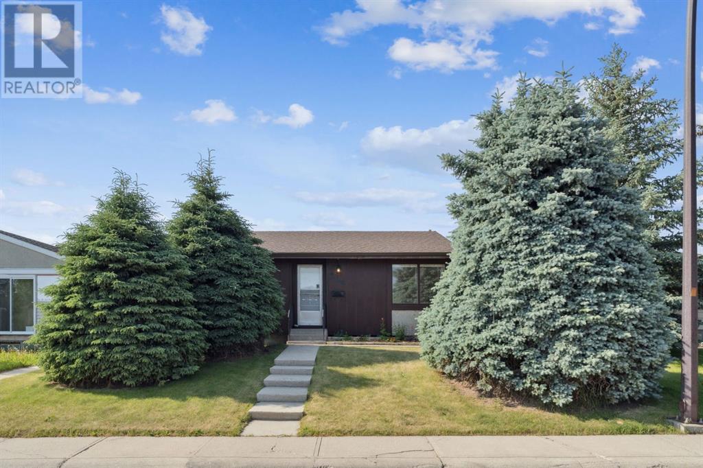 Property at 264 Huntington Close NE image 2