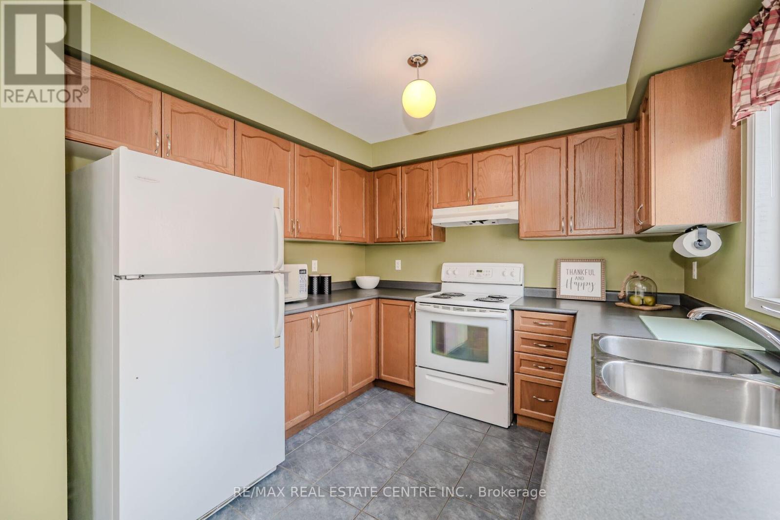 37 Hollingsworth Circle, Brampton, Ontario  L7A 0J7 - Photo 10 - W12266415