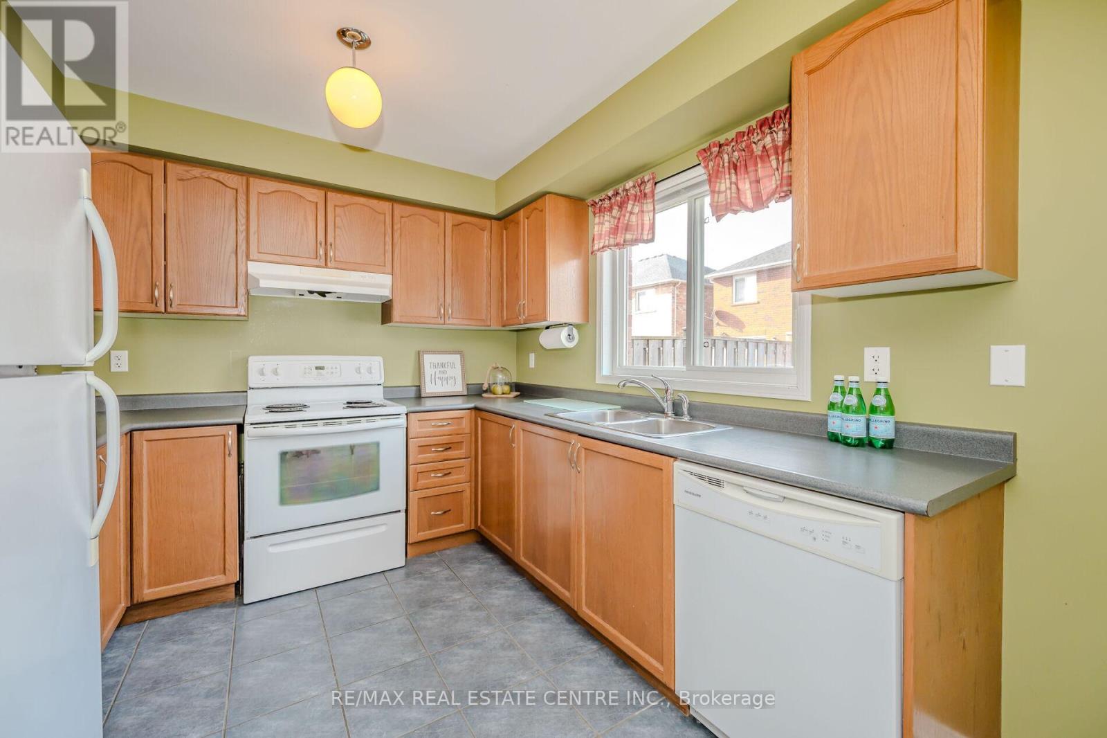 37 Hollingsworth Circle, Brampton, Ontario  L7A 0J7 - Photo 11 - W12266415
