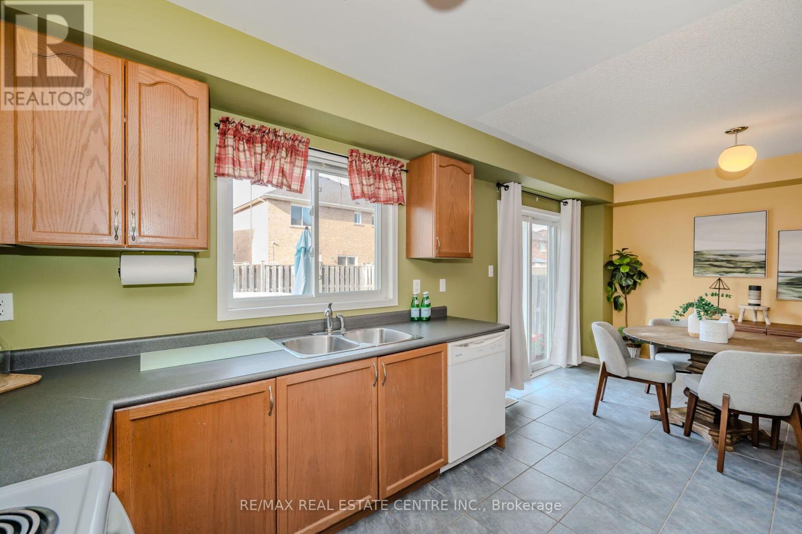 37 Hollingsworth Circle, Brampton, Ontario  L7A 0J7 - Photo 12 - W12266415