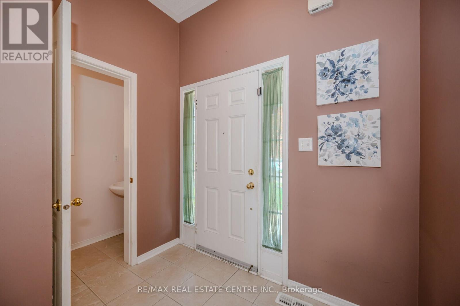 37 Hollingsworth Circle, Brampton, Ontario  L7A 0J7 - Photo 4 - W12266415