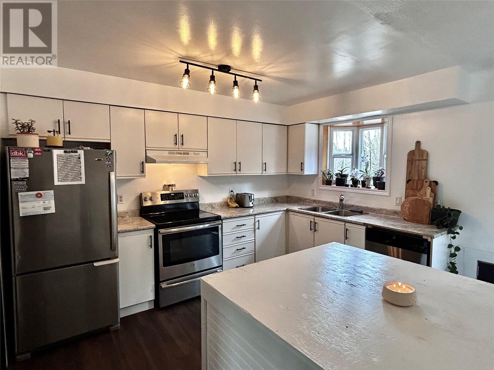 Property at 152 WAPITI Crescent image 3