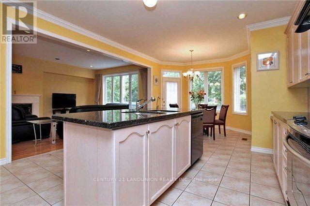 81 Green Meadows Circle N, Toronto (Don Valley Village), Ontario  M2J 5G6 - Photo 4 - C12266479