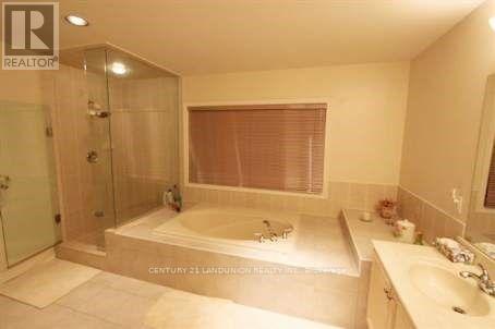 81 Green Meadows Circle N, Toronto (Don Valley Village), Ontario  M2J 5G6 - Photo 6 - C12266479