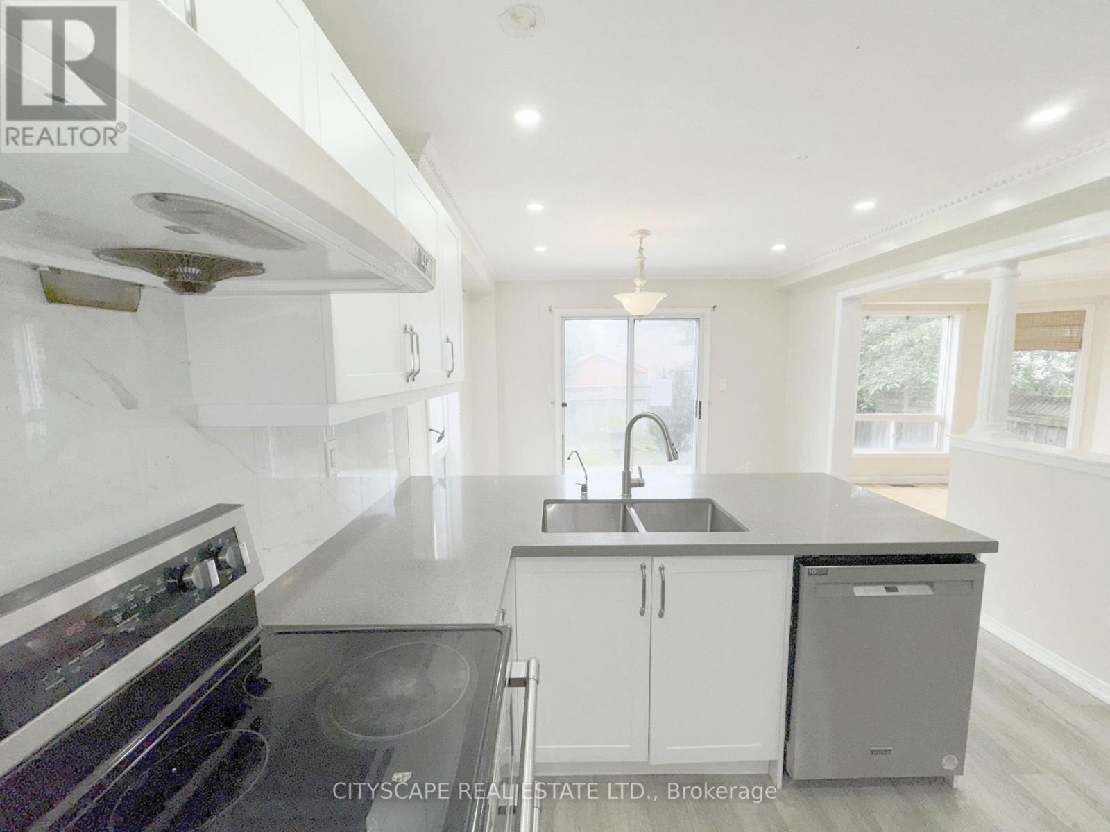 3310 Crimson King Circle, Mississauga, Ontario  L5W 8M8 - Photo 10 - W12266539