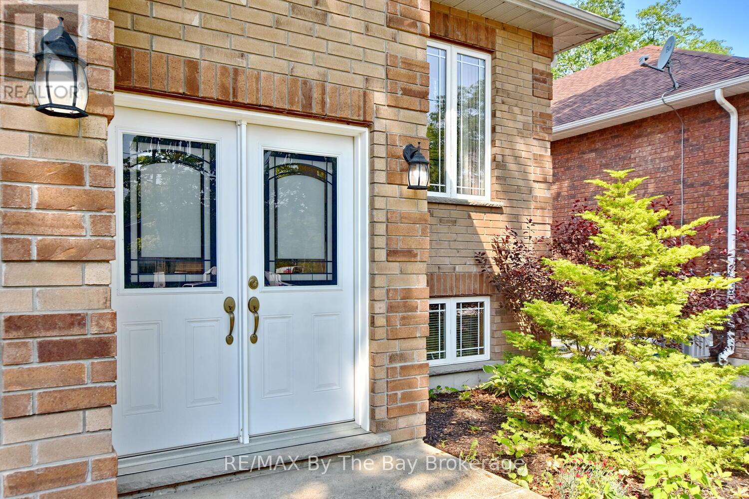 Property at 142 SUNNIDALE ROAD S image 2