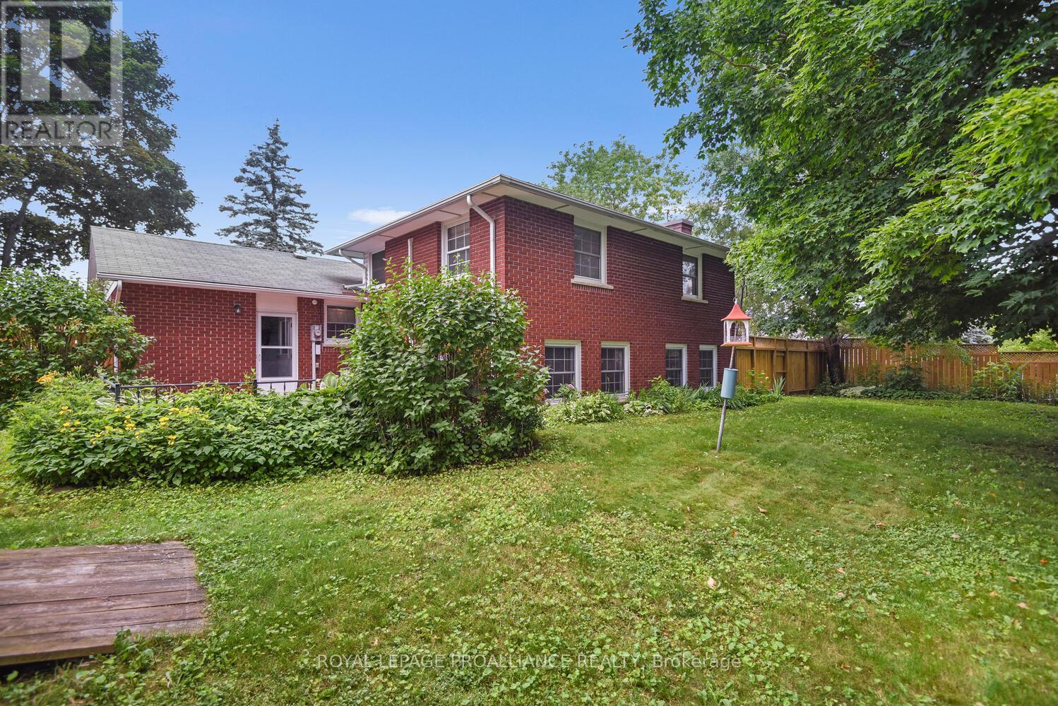 Property at 342 ABBOTT STREET W image 2