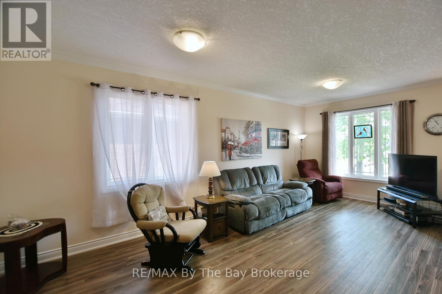 142 Sunnidale Road S, Wasaga Beach, Ontario  L9Z 2S8 - Photo 11 - S12266576