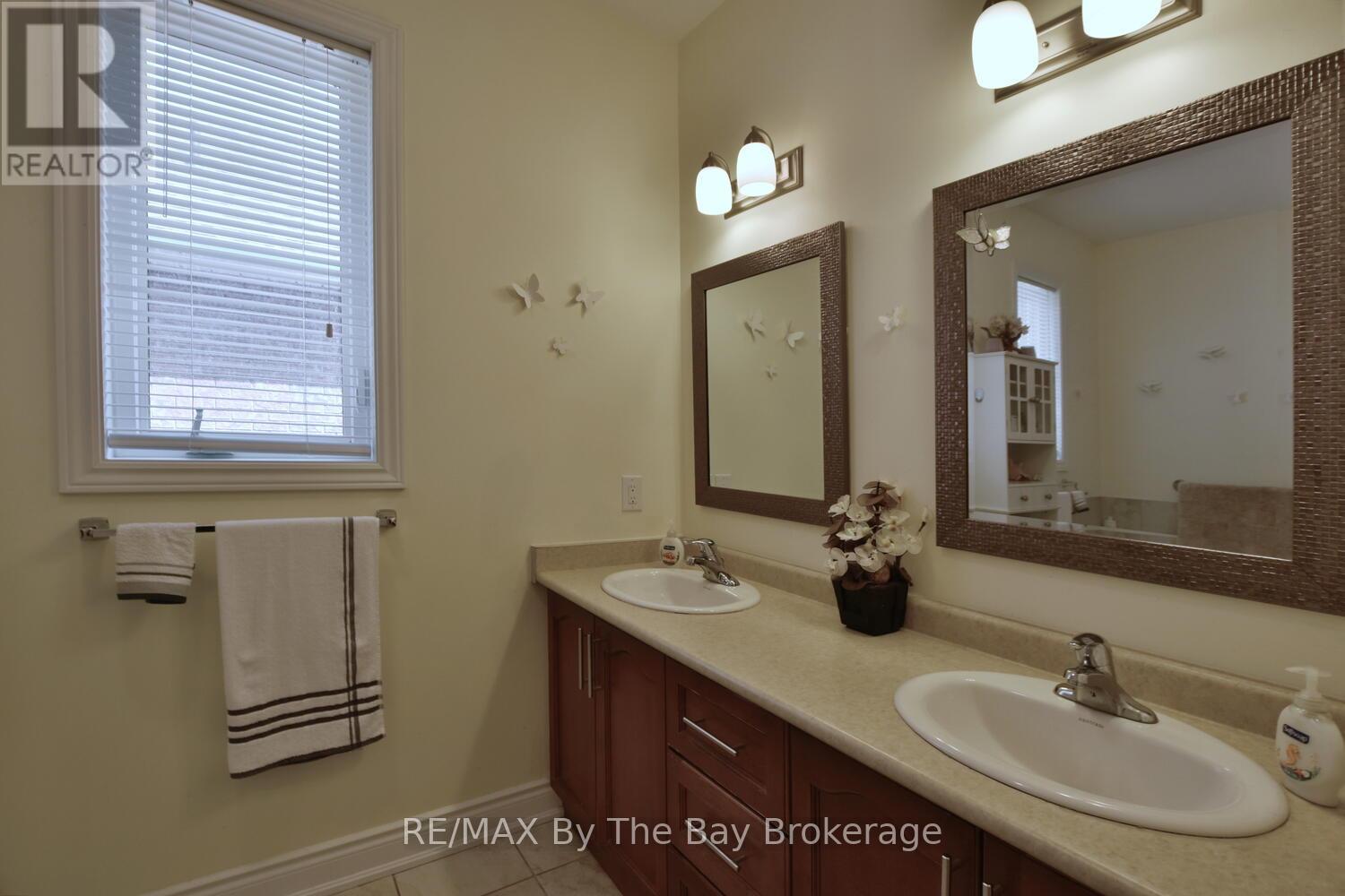 142 Sunnidale Road S, Wasaga Beach, Ontario  L9Z 2S8 - Photo 16 - S12266576