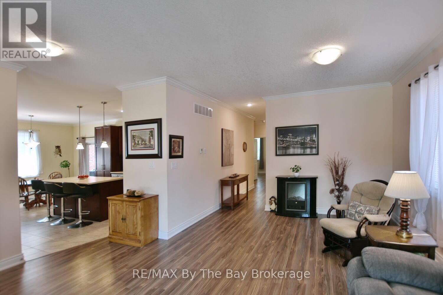 Property at 142 SUNNIDALE ROAD S image 5