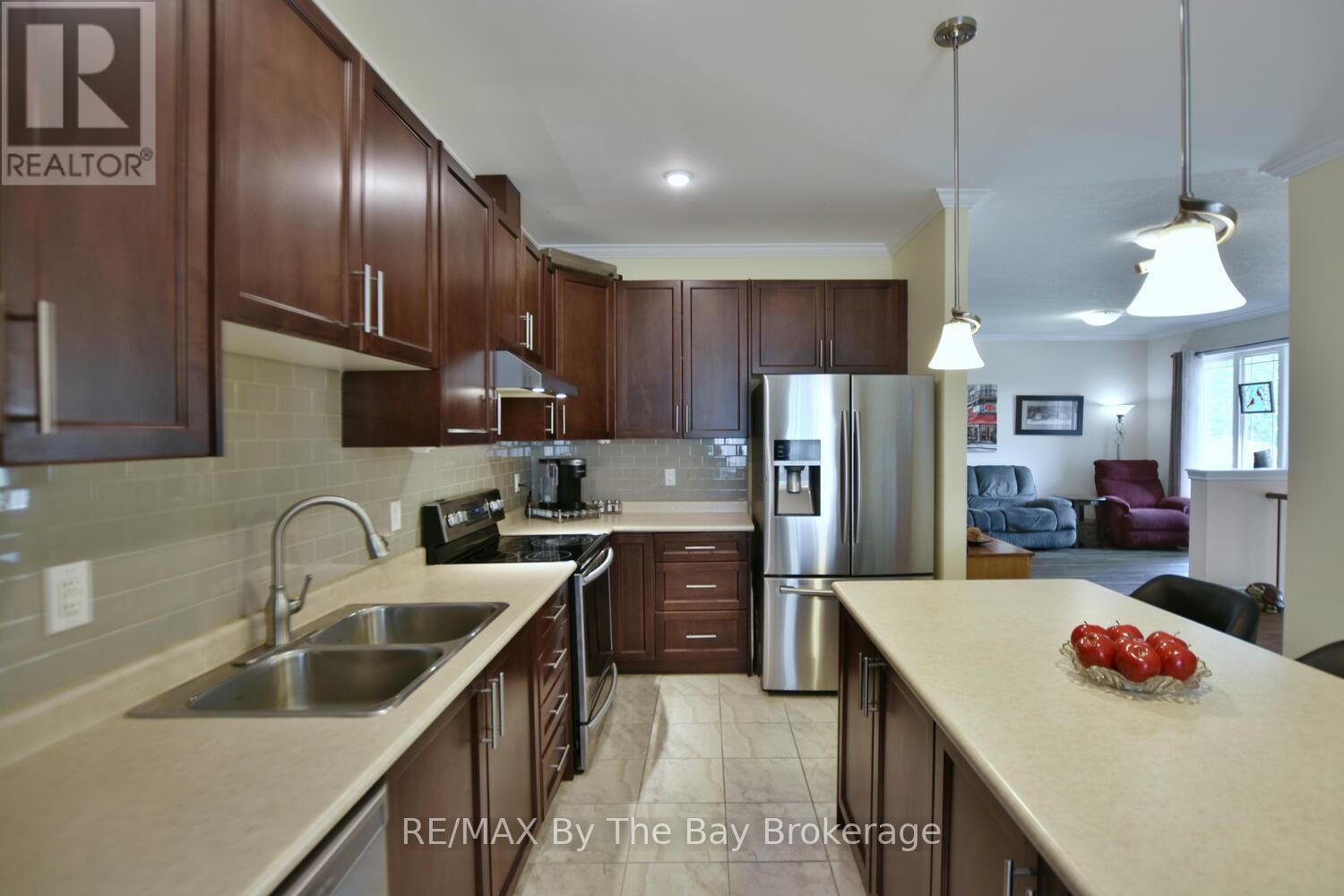 142 Sunnidale Road S, Wasaga Beach, Ontario  L9Z 2S8 - Photo 7 - S12266576