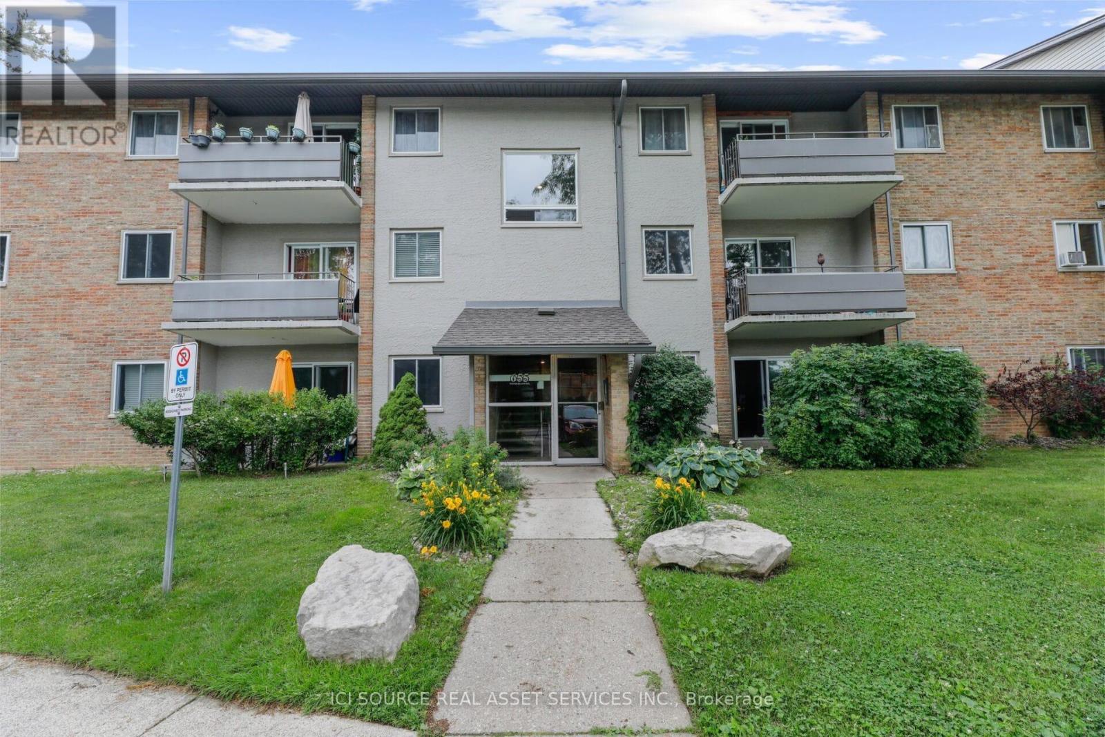 Property at 7 - 655 WONDERLAND ROAD S image 3