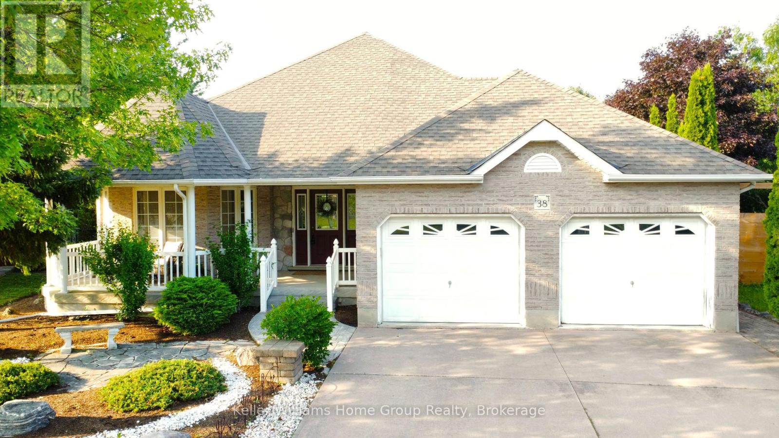 Property at 38 OAKRIDGE CRESCENT image 2