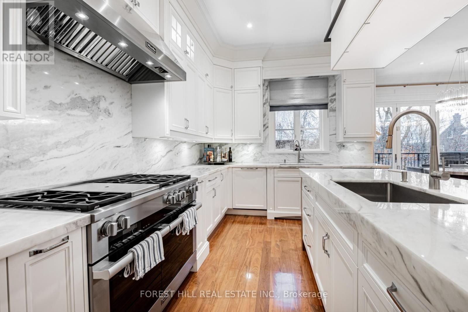 9 Dewbourne Avenue, Toronto (Forest Hill South), Ontario  M5P 1Z1 - Photo 6 - C12266636