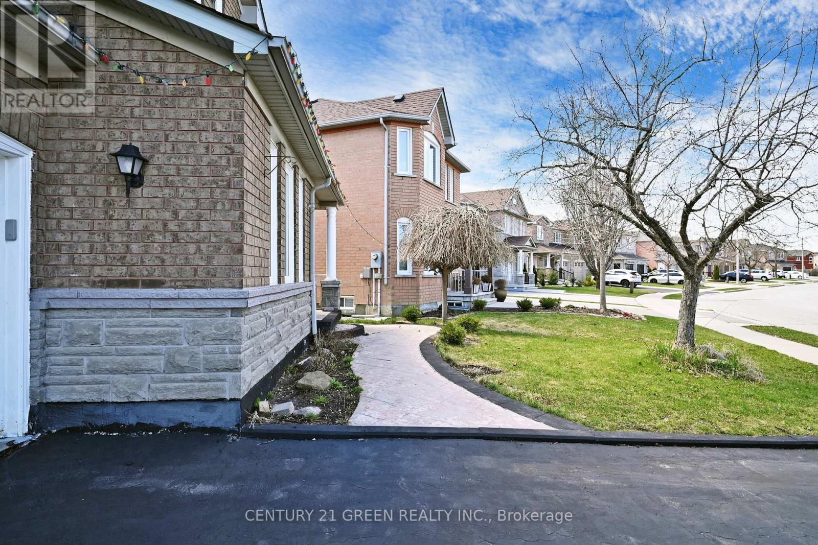 26 Dolphin Song Crescent, Brampton, Ontario  L6R 2A4 - Photo 9 - W12265353