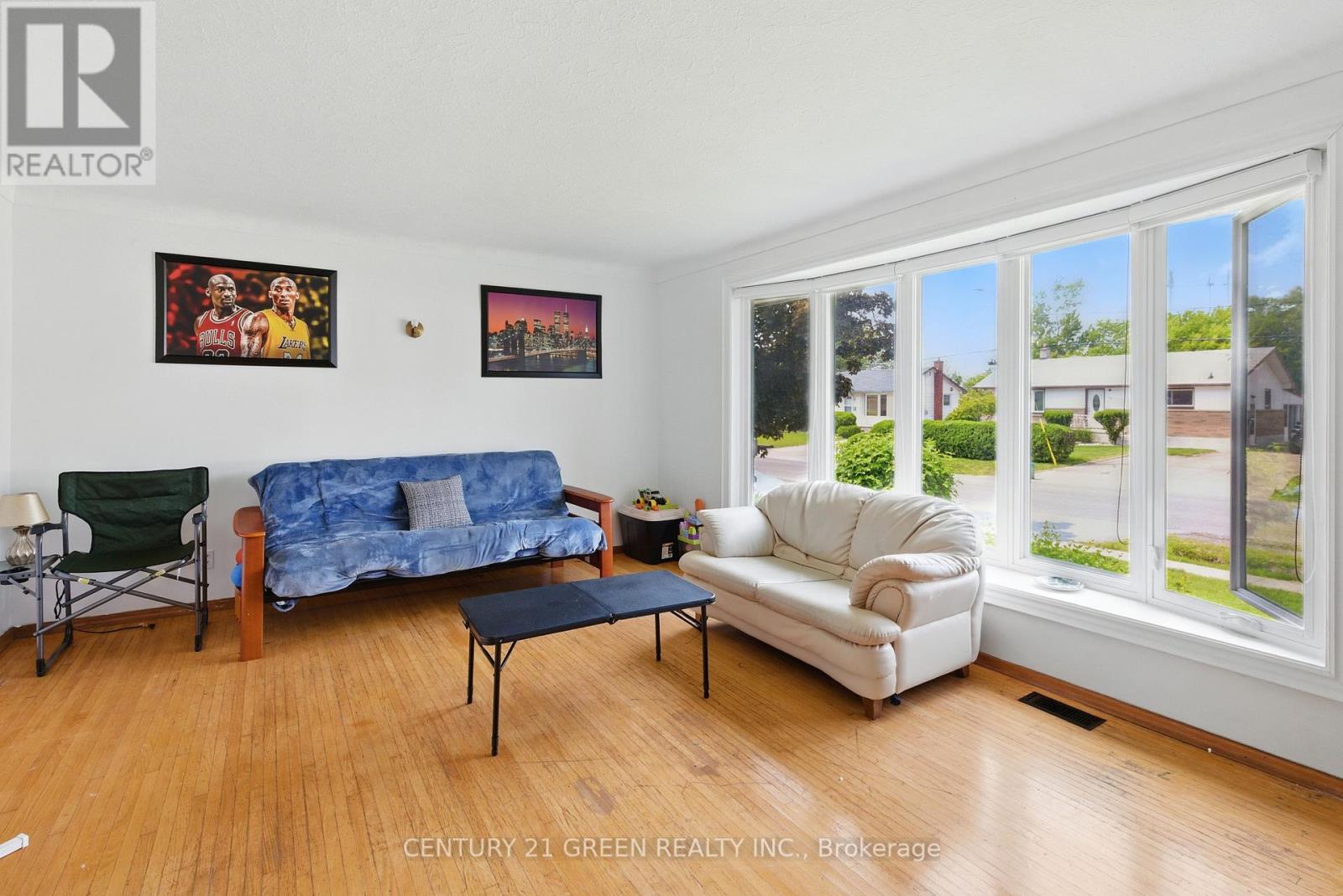 42 Bloomfield Avenue, St. Catharines, Ontario  L2P 1X3 - Photo 5 - X12265342