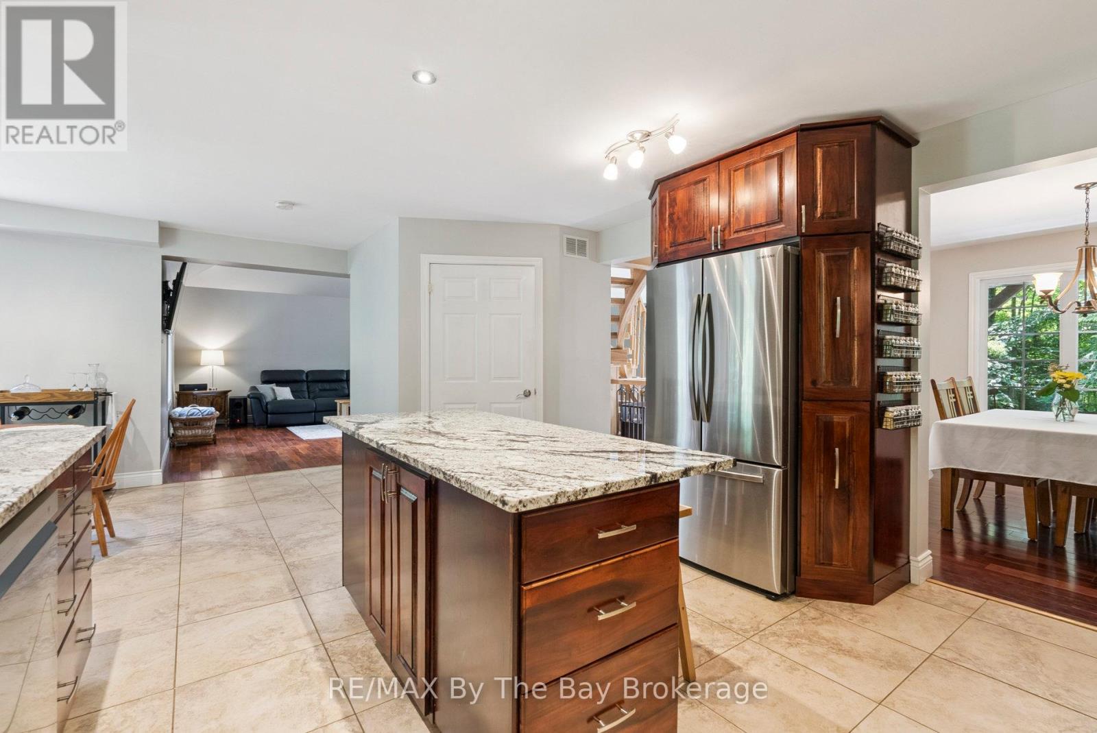 19 Gillespie Trail Se, Essa, Ontario  L3W 0V1 - Photo 10 - N12266899