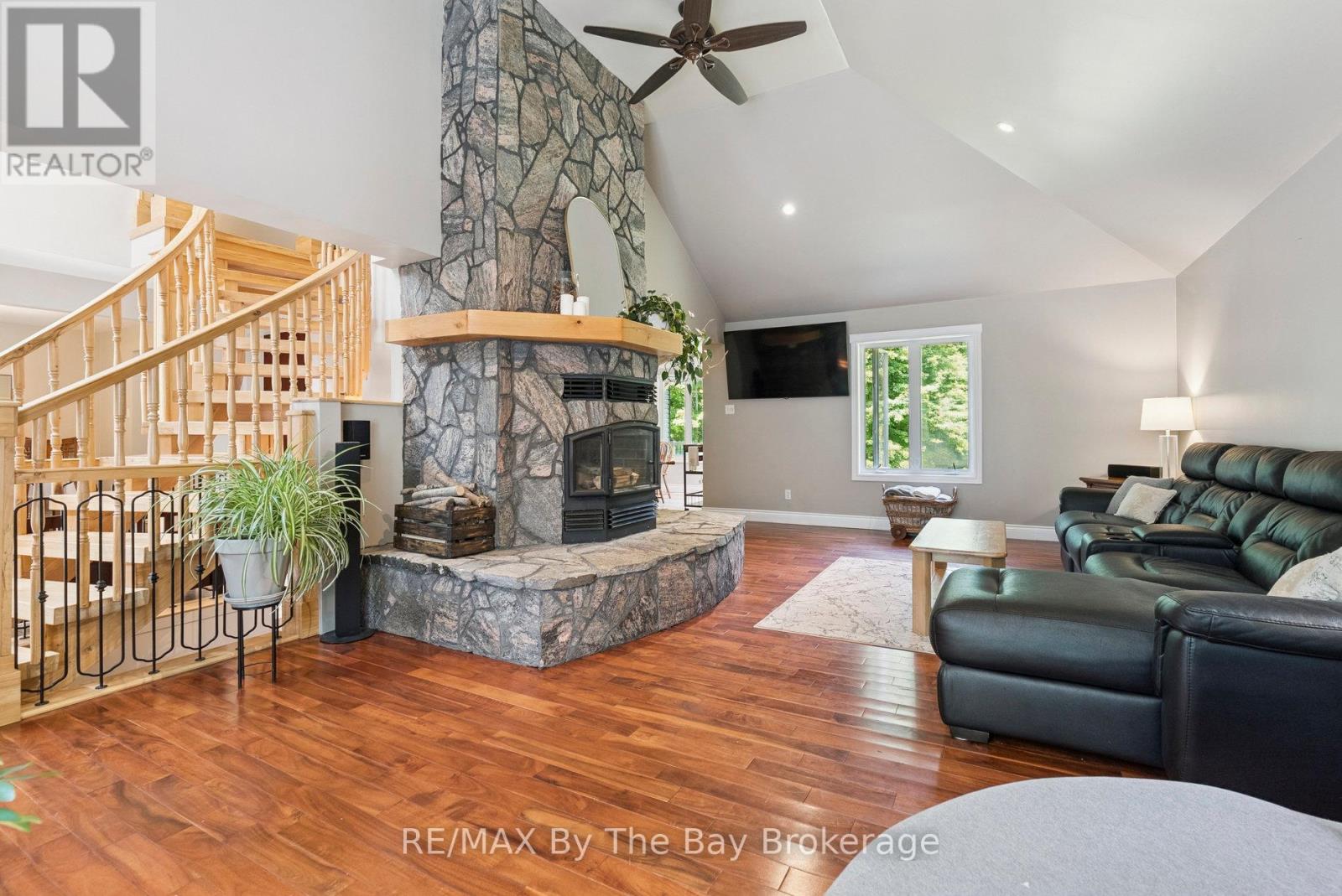 19 Gillespie Trail Se, Essa, Ontario  L3W 0V1 - Photo 5 - N12266899