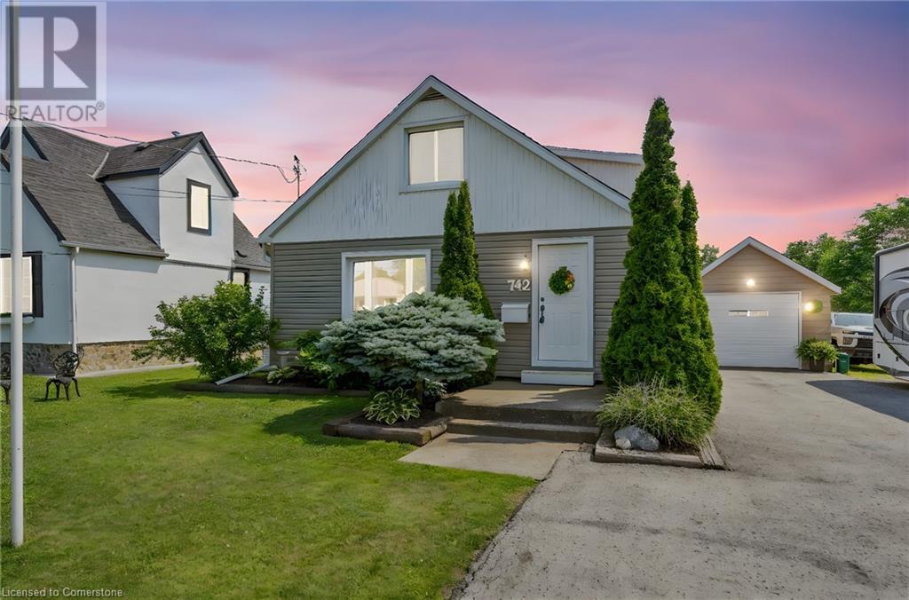 742 Broadway Street, Welland, Ontario  L3C 5M8 - Photo 1 - 40747532