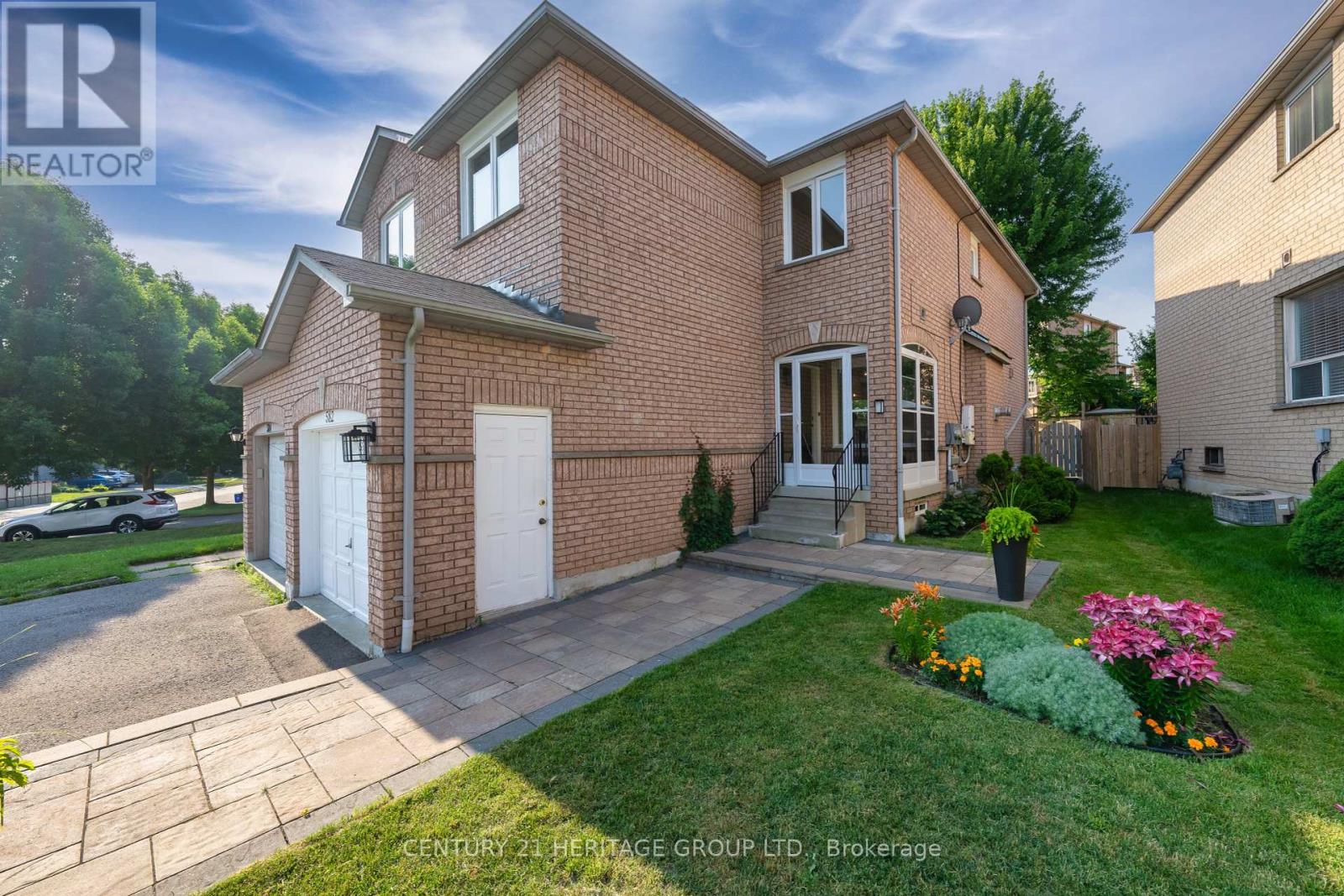 Property at 582 WALPOLE CRESCENT image 3