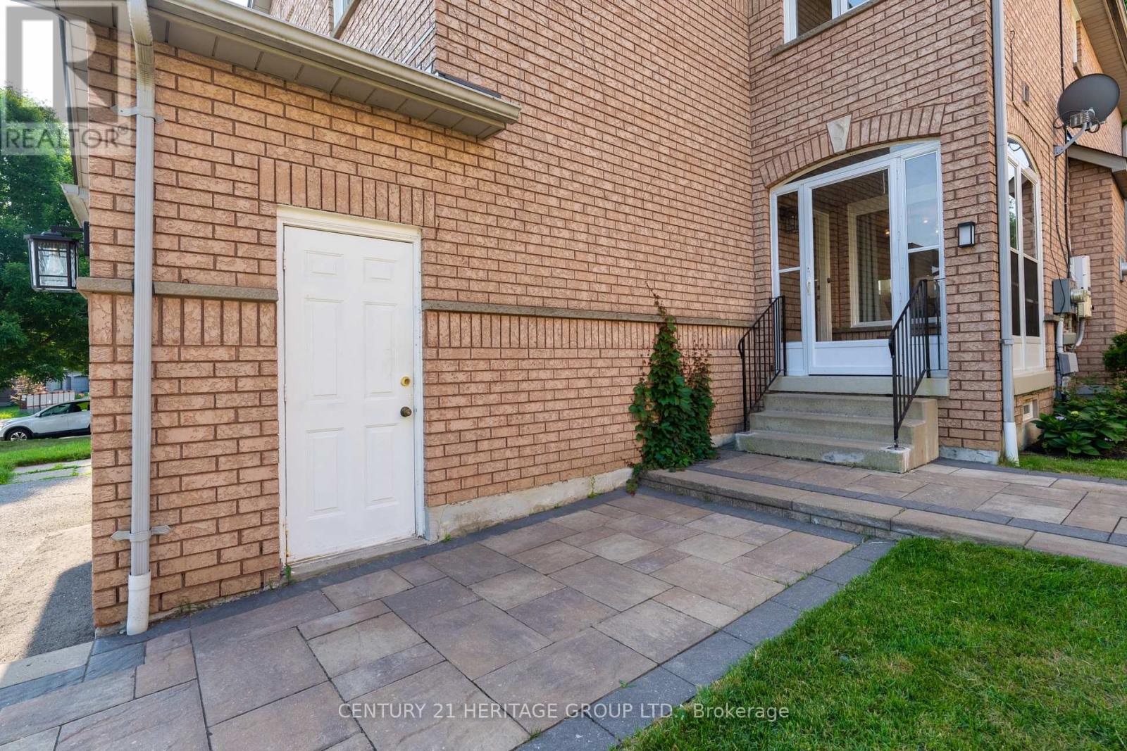 Property at 582 WALPOLE CRESCENT image 4