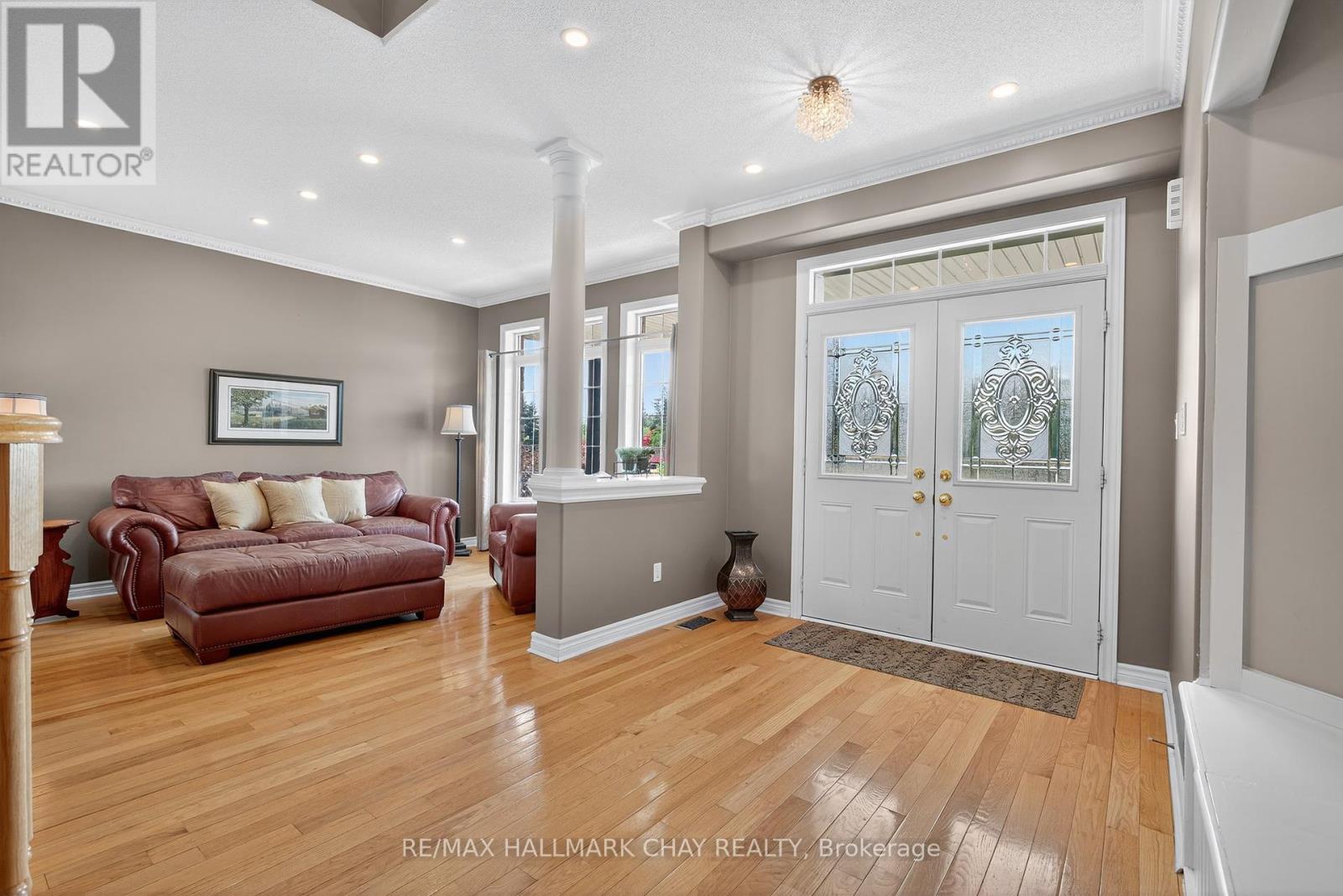 Property at 105 THE QUEENSWAY image 3