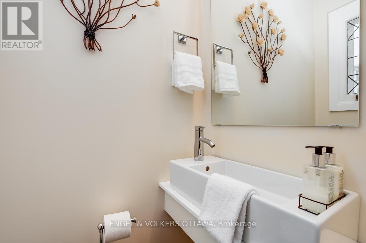 139 Goulburn Avenue, Ottawa, Ontario  K1N 8E3 - Photo 3 - X12266954