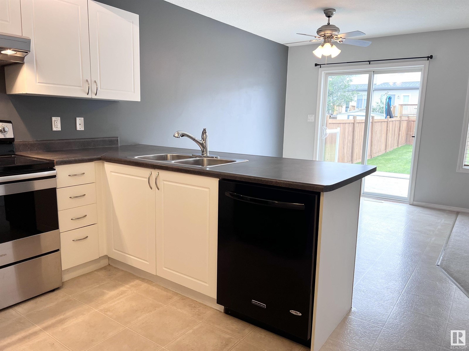 Property at 13944 137 ST NW image 3