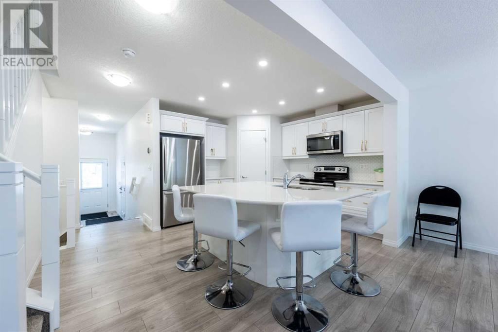 Property at 341 Hillcrest Square SW image 3