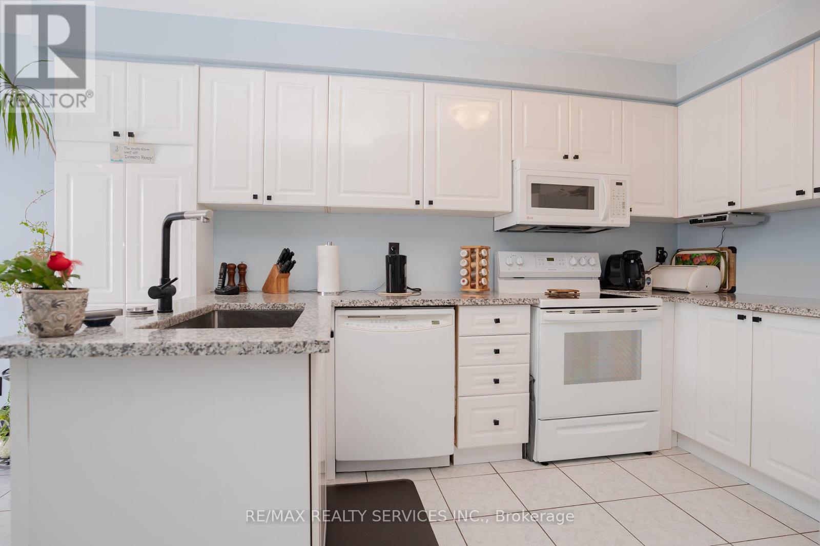 195 Van Scott Drive, Brampton (Northwest Sandalwood Parkway), Ontario  L7A 1V2 - Photo 16 - W12267050