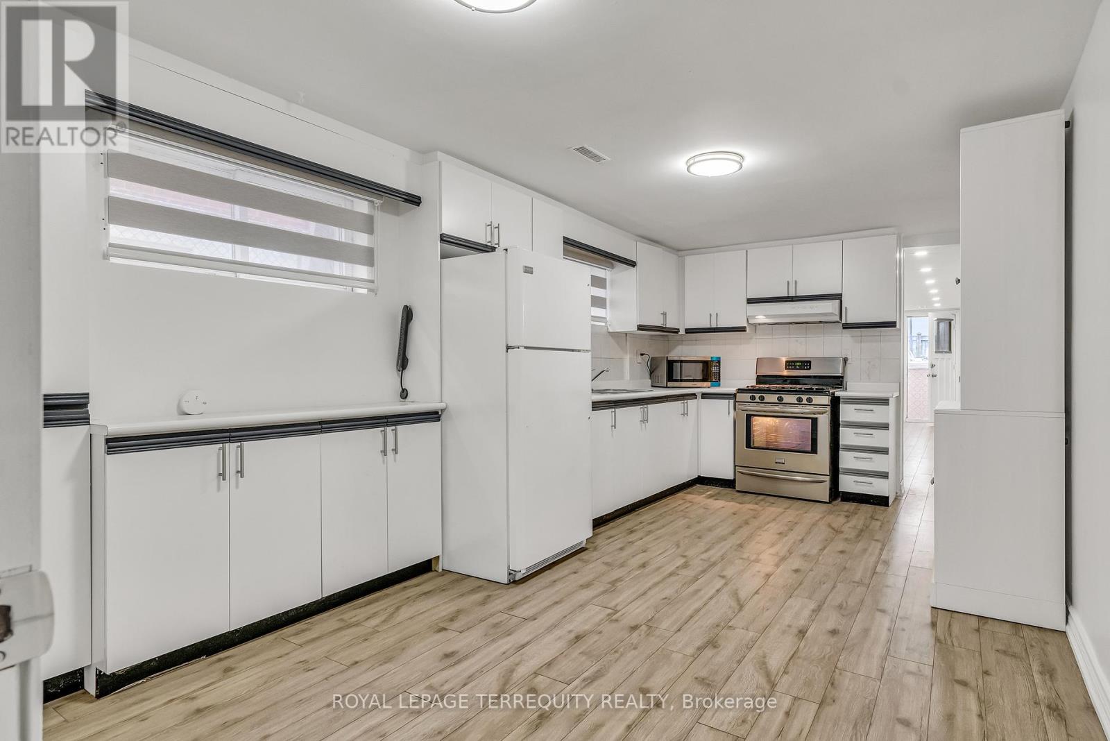 15 Madonna Gardens, Toronto, Ontario  M9L 2T5 - Photo 20 - W12267200