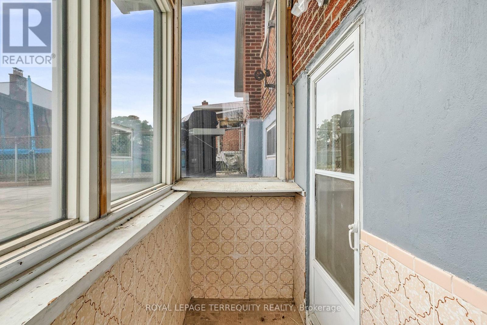 15 Madonna Gardens, Toronto, Ontario  M9L 2T5 - Photo 28 - W12267200