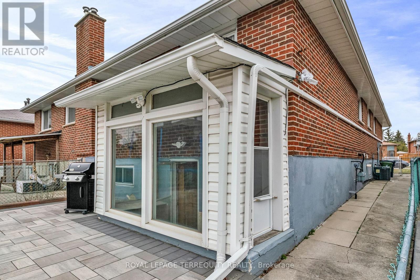 15 Madonna Gardens, Toronto, Ontario  M9L 2T5 - Photo 30 - W12267200