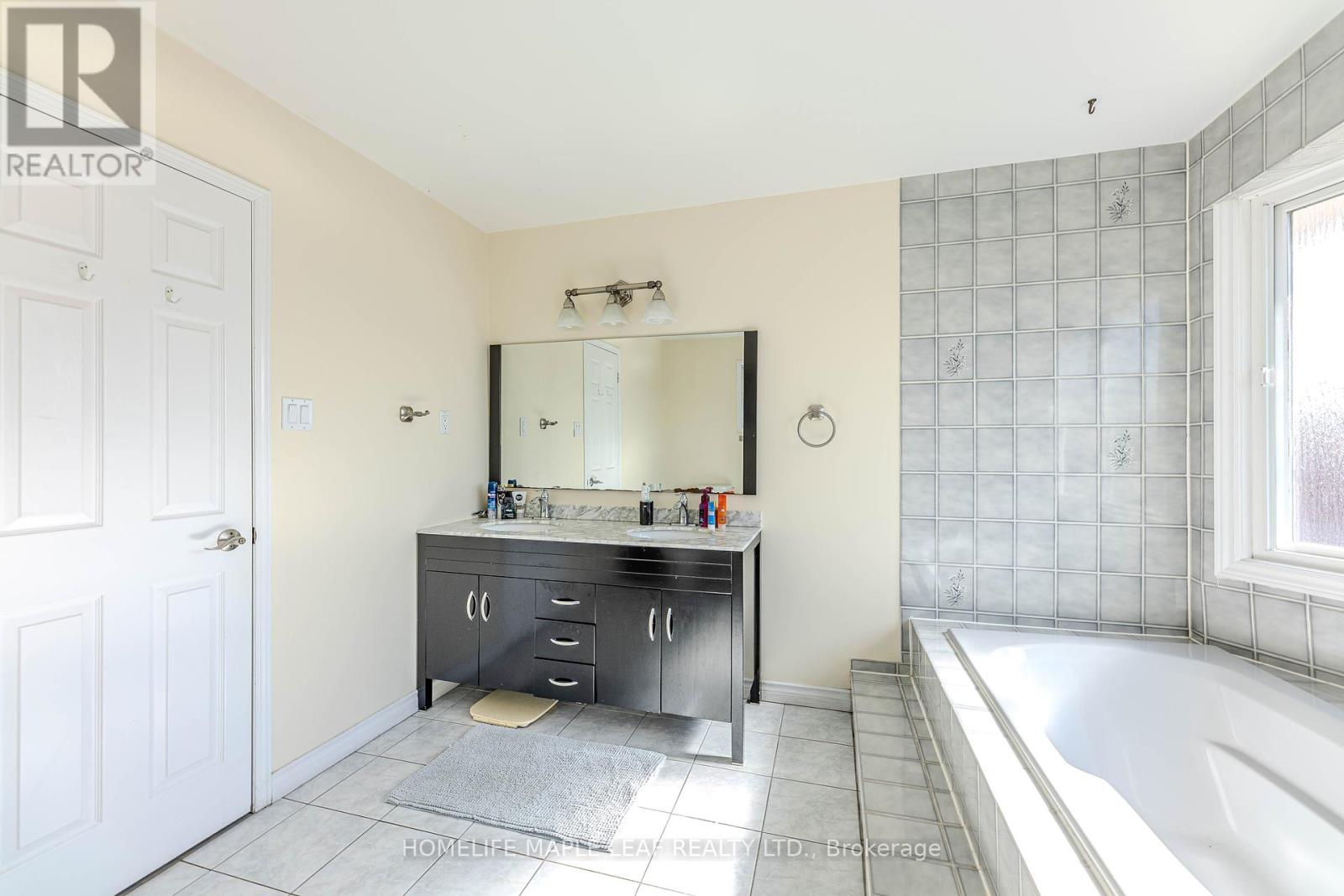 1310 Greenridge Circle, Oakville, Ontario  L6M 2J7 - Photo 36 - W12267212