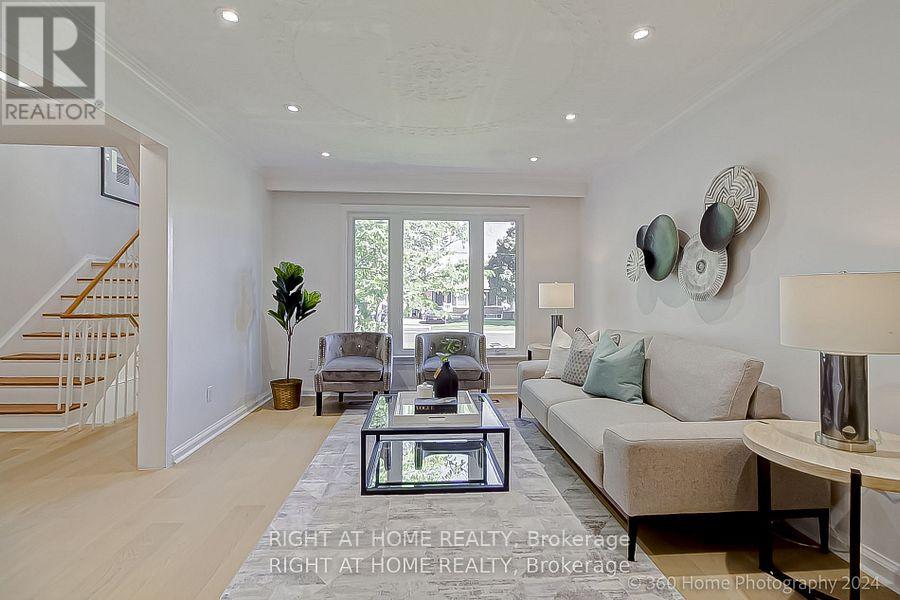 Property at 28 WYNDCLIFF CRESCENT image 2