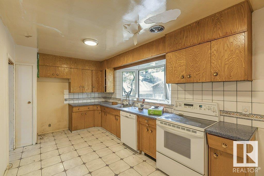 Property at 14214 87 AV NW image 3