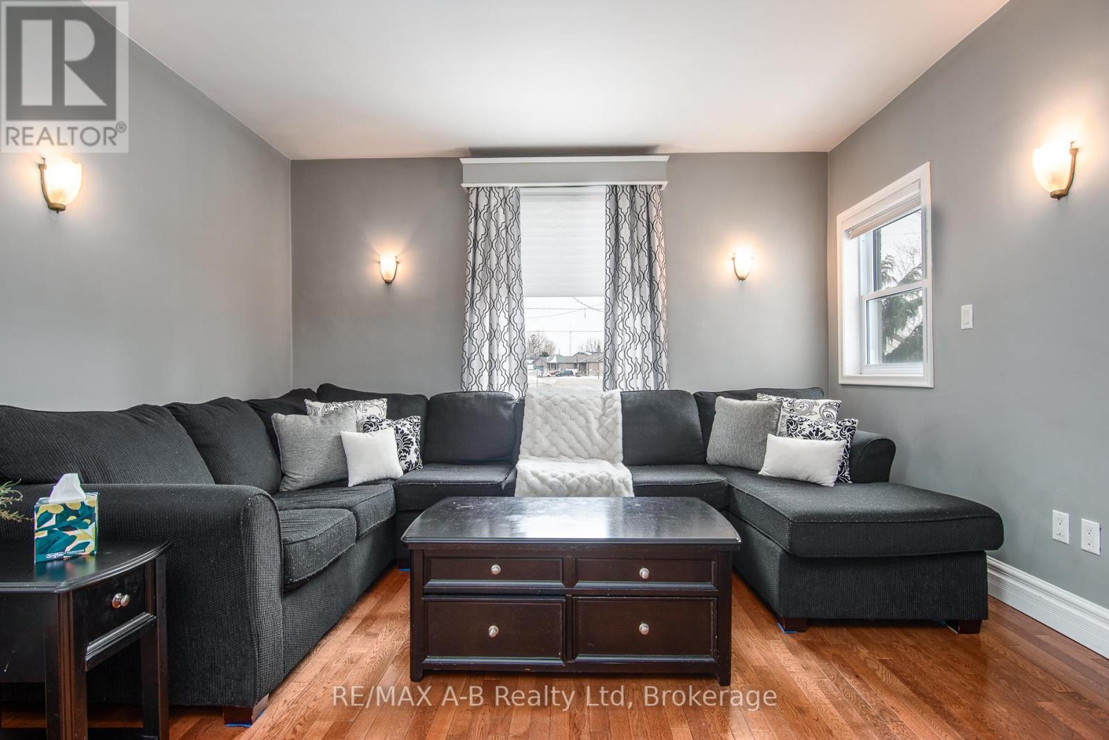 22 Mill Street E, Perth East (Milverton), Ontario  N0K 1M0 - Photo 8 - X12267422