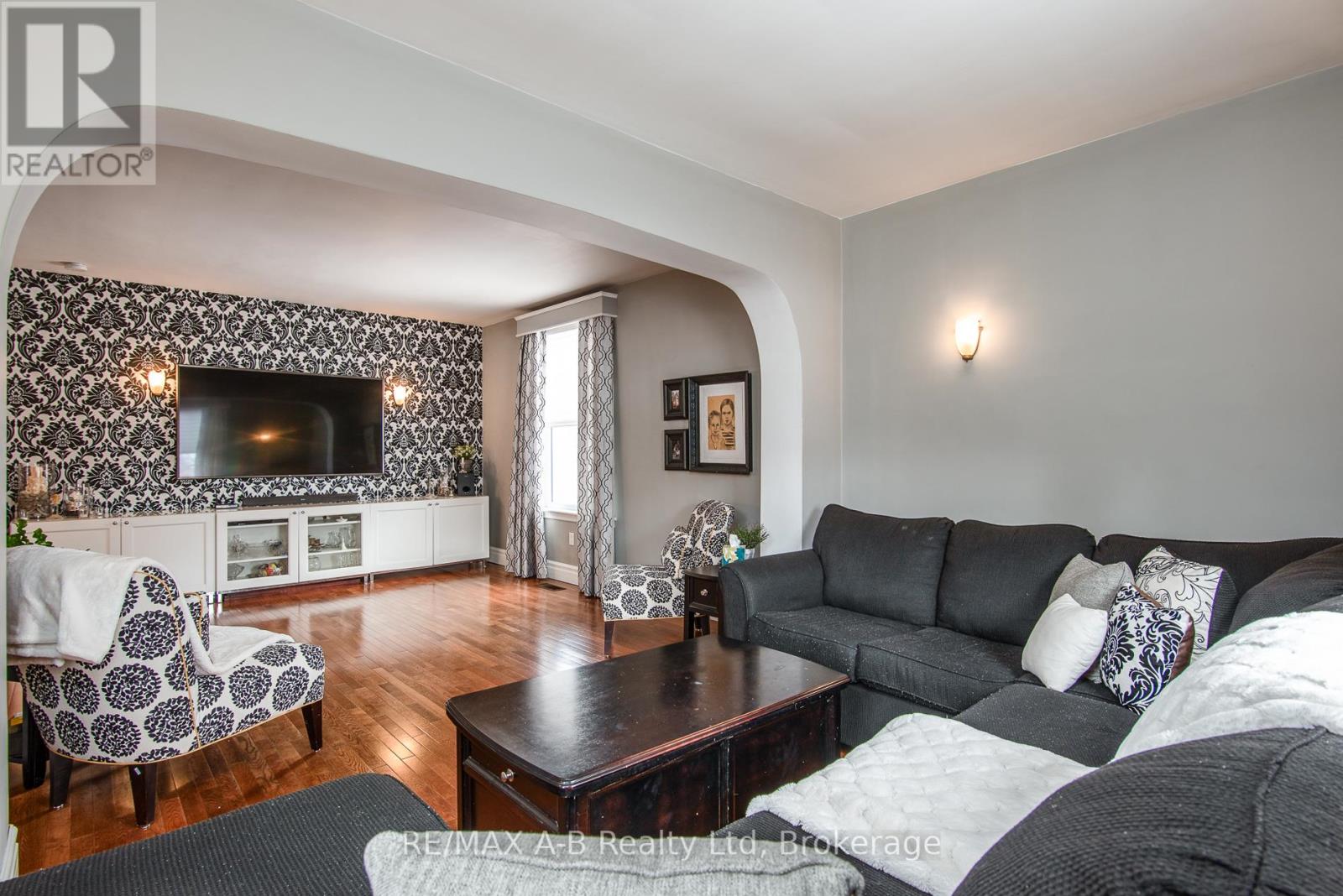 22 Mill Street E, Perth East (Milverton), Ontario  N0K 1M0 - Photo 9 - X12267422