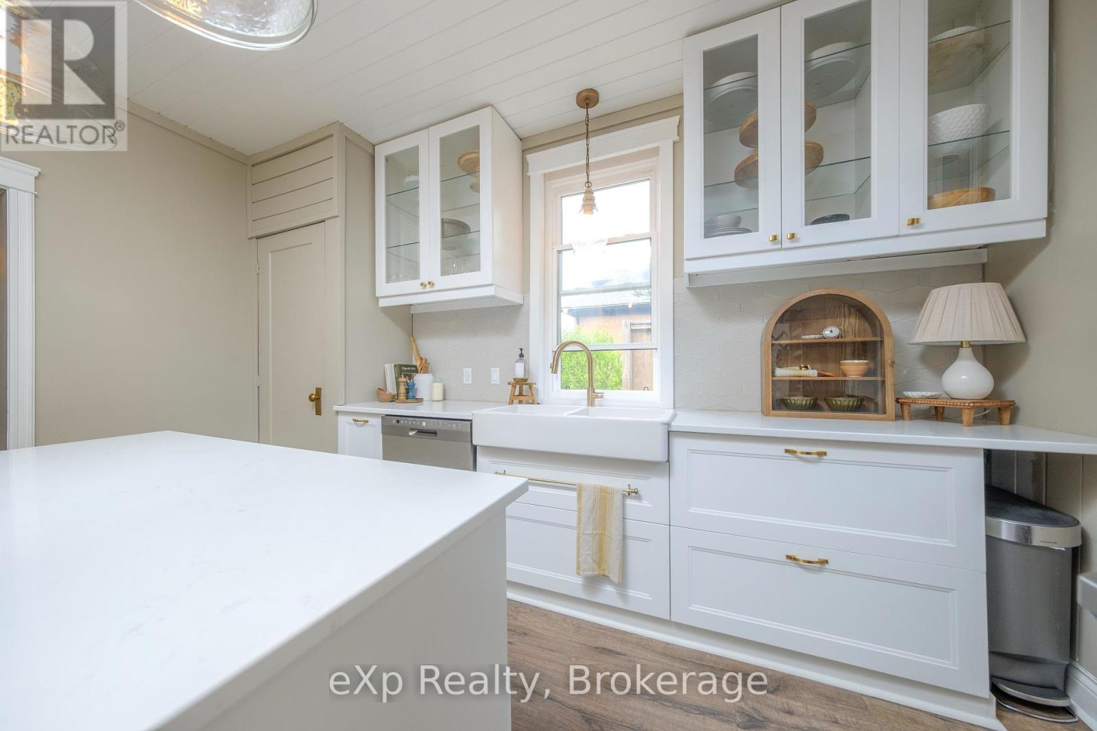 581 Queen Street, Kincardine, Ontario  N2Z 2J1 - Photo 8 - X12267487