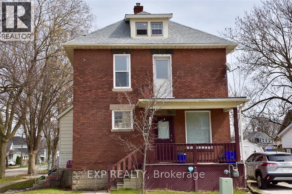 104 Forsyth Street S, Sarnia, Ontario  N7T 3A7 - Photo 2 - X12267261