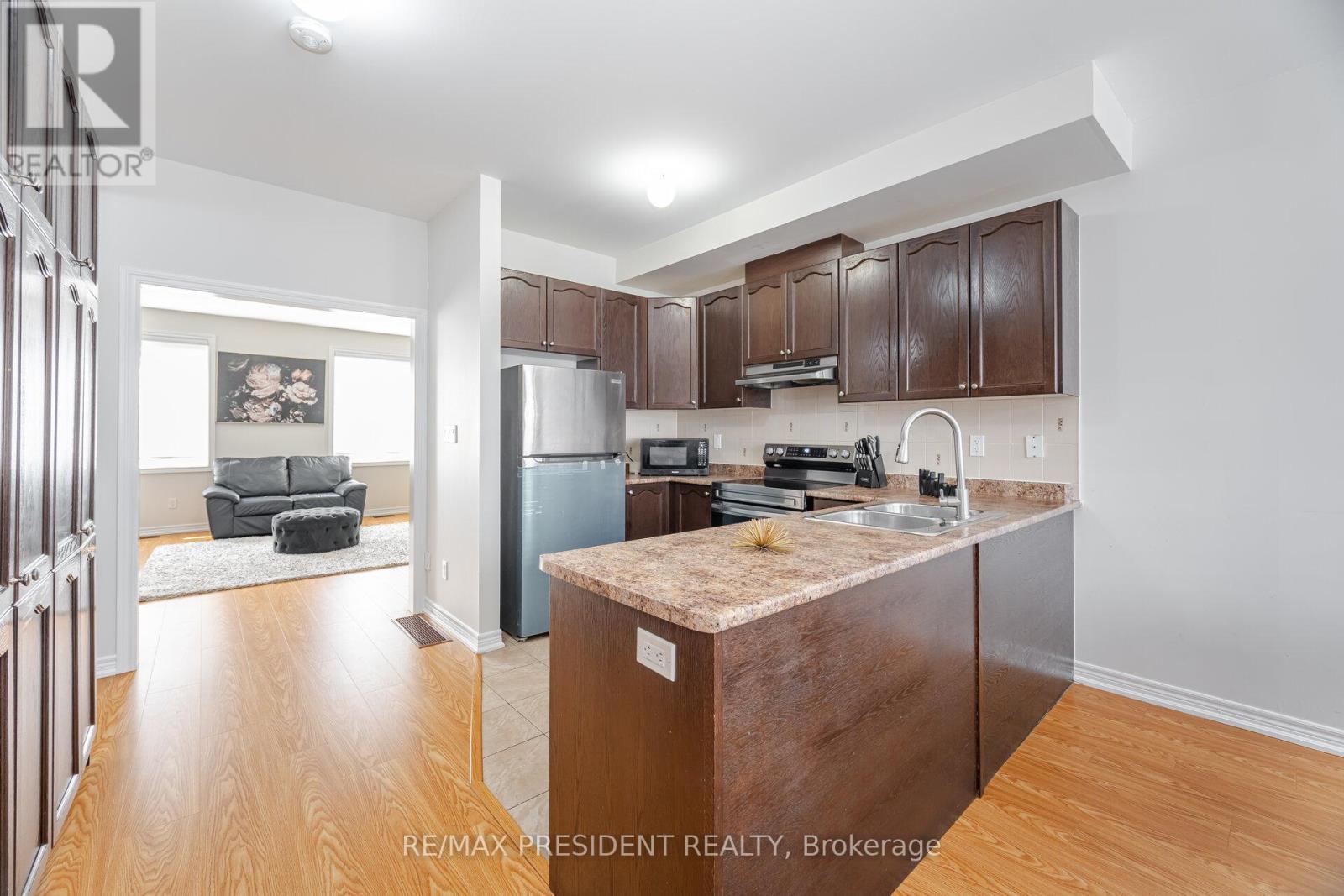 14 Tollgate Street, Brampton (Heart Lake East), Ontario  L6Z 0J1 - Photo 7 - W12267395