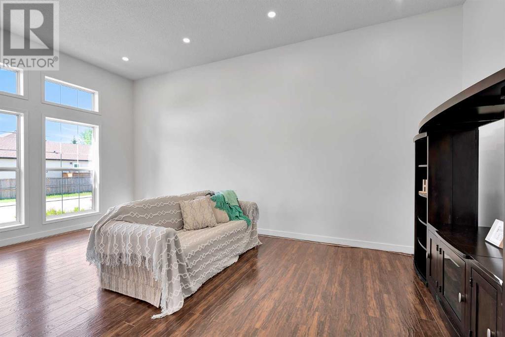 Property at 123 SOMERSIDE Grove SW image 4