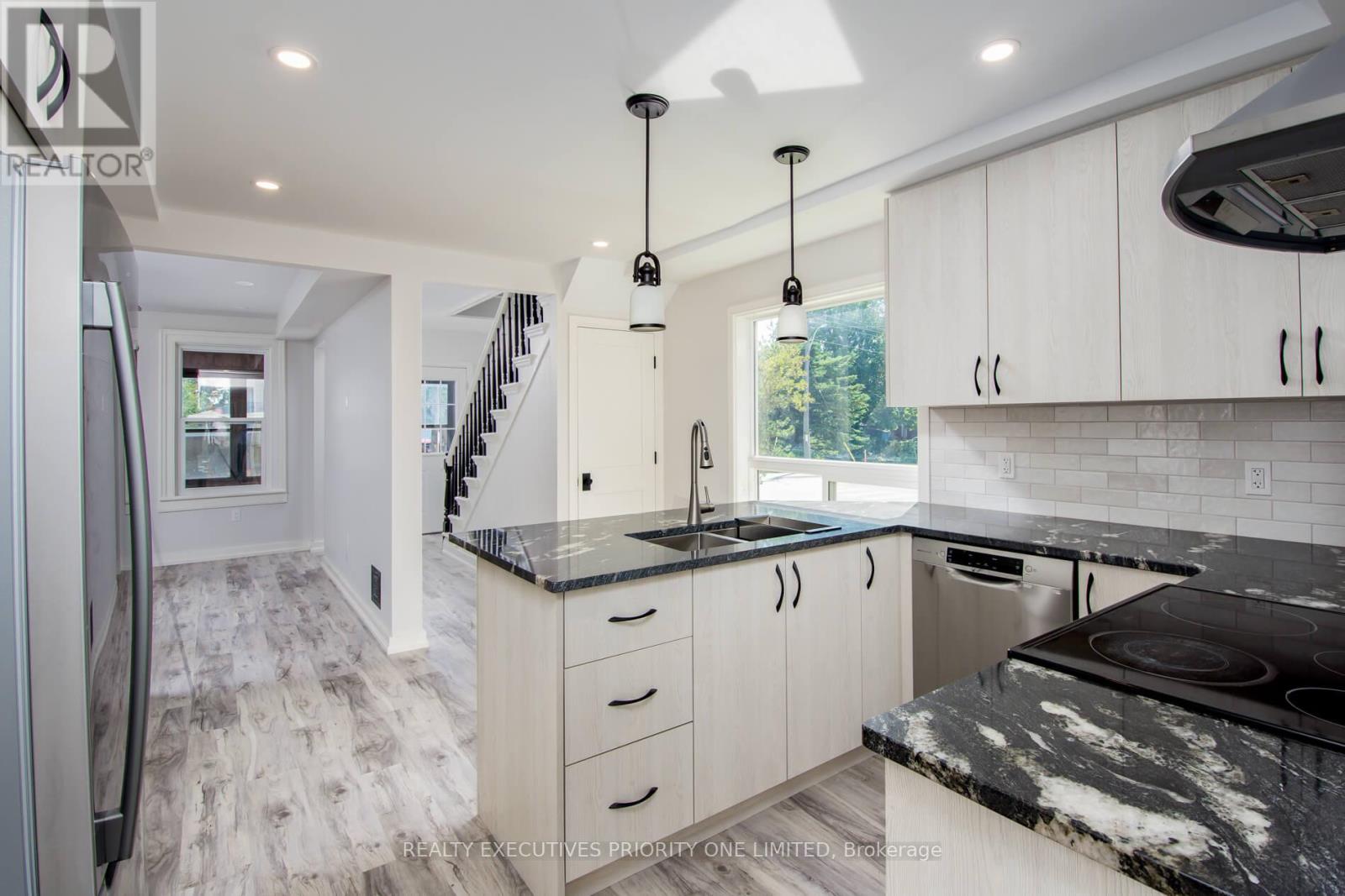 Property at 152 MAIN STREET W image 5