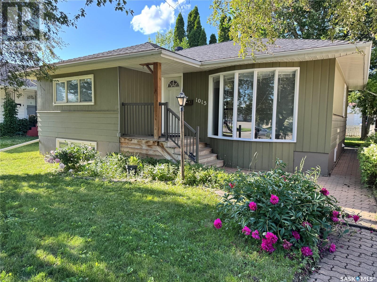 Property at 1015 Taylor STREET E image 1