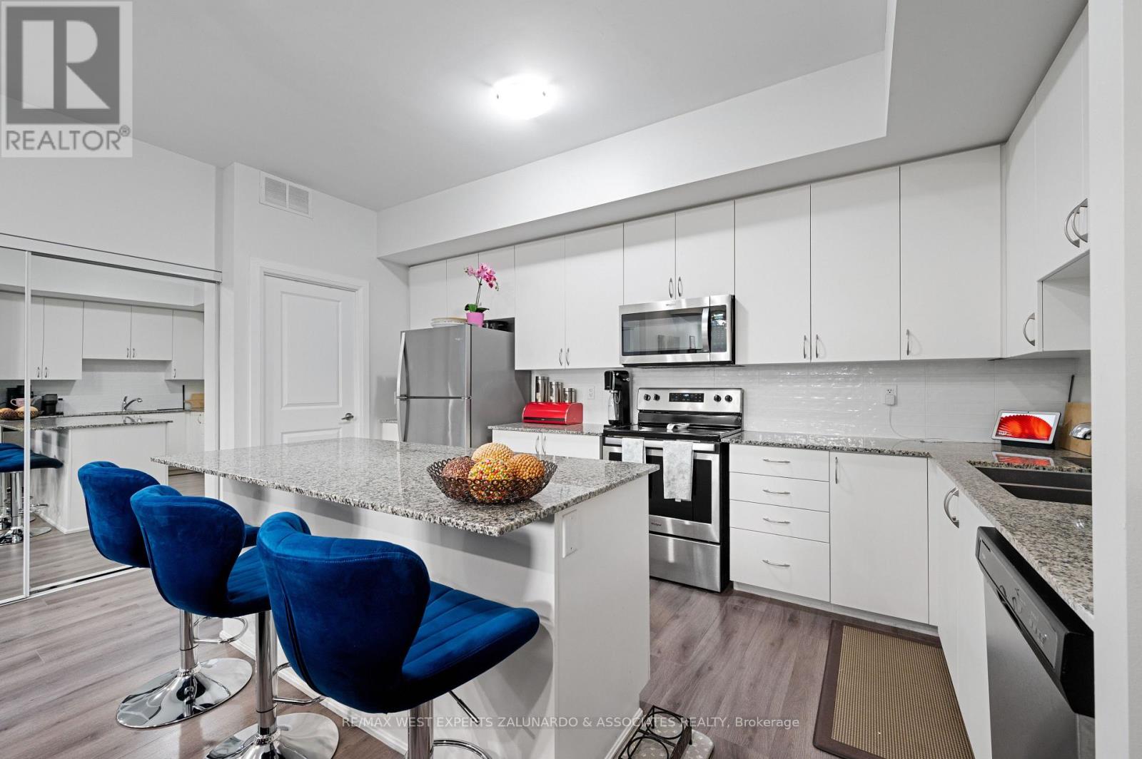 C202 - 5299 Highway 7 Road, Vaughan (Vaughan Grove), Ontario  L4L 1T4 - Photo 13 - N12267738