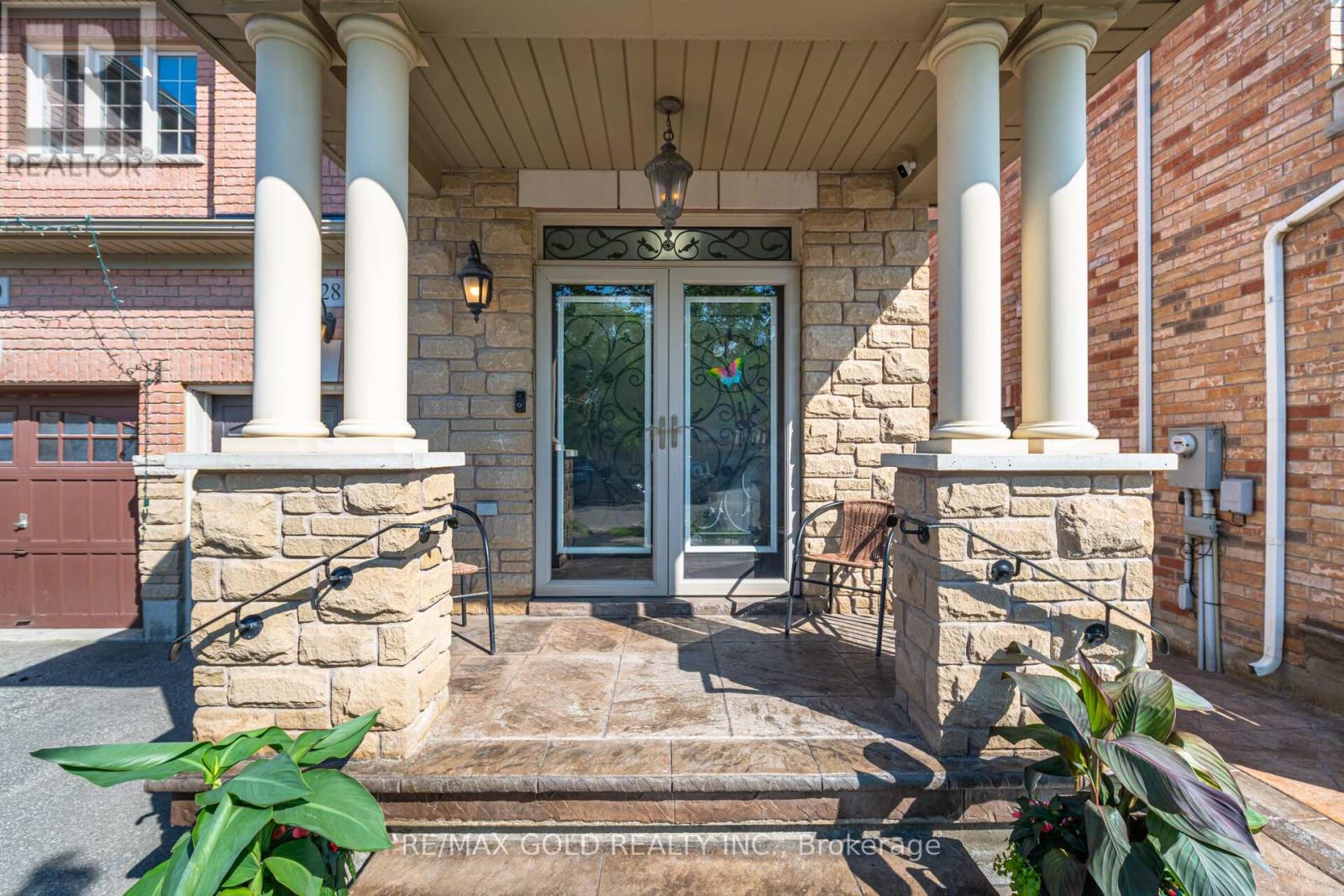 Property at 28 VERSAILLES CRESCENT image 4
