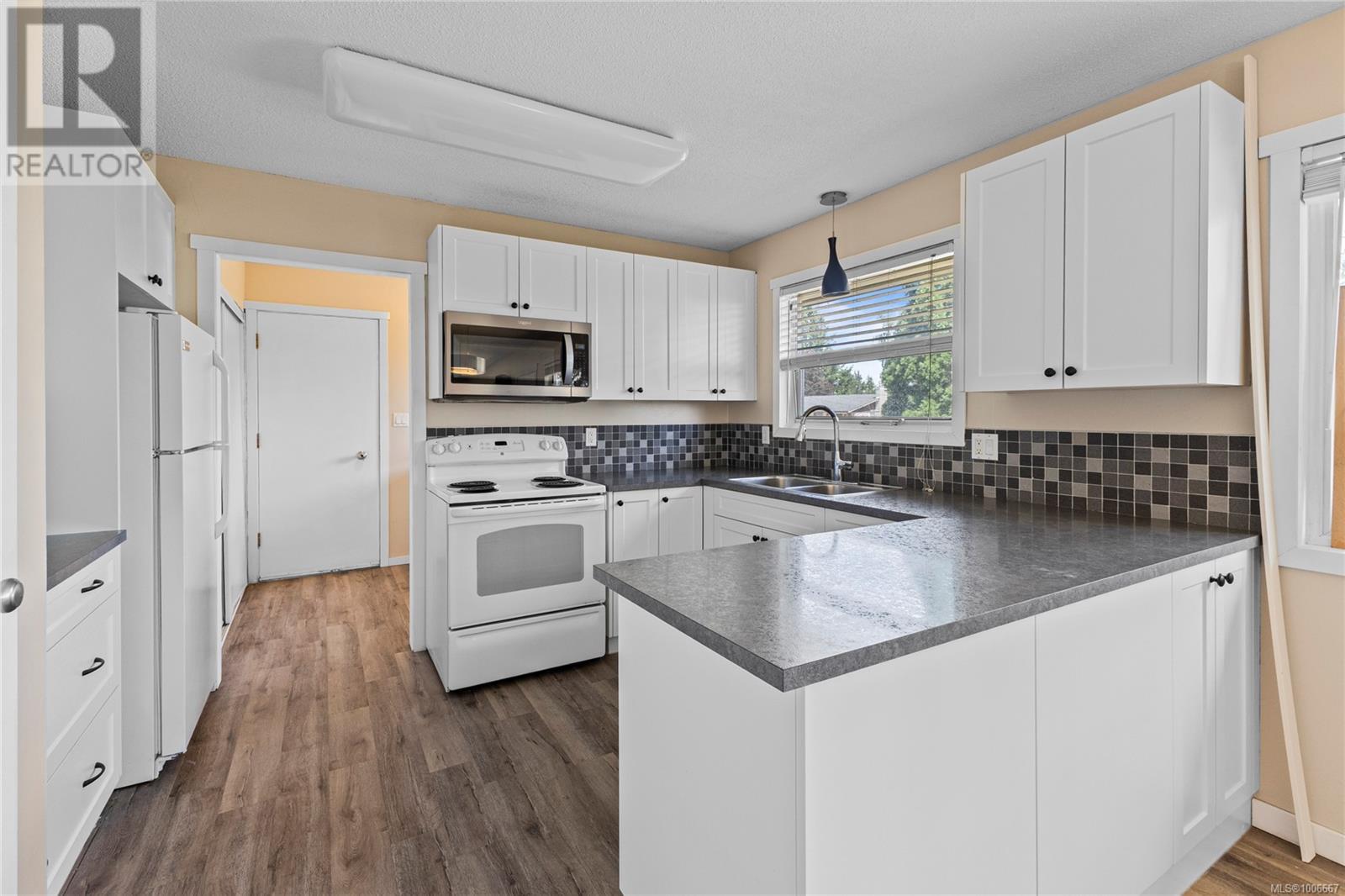 Property at 736 Nancy Greene Dr image 4